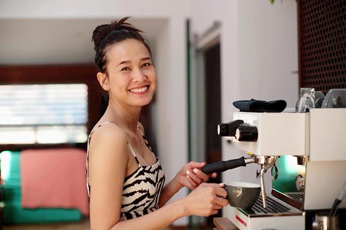 Cuối tuần, Dương Mỹ Linh dậy sớm để đón ngày mới bằng một ly cà phê tự pha. Sau đó, cô dành nửa ngày chăm chút khu vườn và ngắm những đóa hoa đang nở bung trong tiết trời tháng 4 mát mẻ.