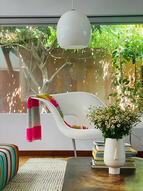 Tổ ấm của Dương Mỹ Linh ở California là ngôi nhà xinh xắn. Cô giữ nơi này luôn ngăn nắp để tạo cảm giác thoải mái khi trở về. Dù ngoài vườn nhiều hoa, cô vẫn giữ thói quen cắm hoa tươi trong nhà. Cô đặt một lọ cúc tại bàn làm việc để vừa đọc sách, vừa tận hưởng.