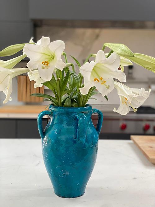 Mỗi góc trong phòng khách của hoa hậu Dương Mỹ Linh đều có hoa. Cô chơi hoa theo mùa hoặc đặt mua những loài hoa hiếm từ các nhà vườn.