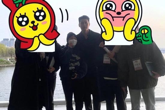 Lộ ảnh rõ mặt Hyun Bin trong ngày đầu đi làm sau đám cưới