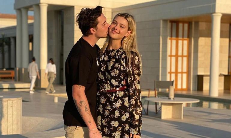 Tại sao Brooklyn Beckham và vợ đeo răng khôn bọc vàng của nhau?-4