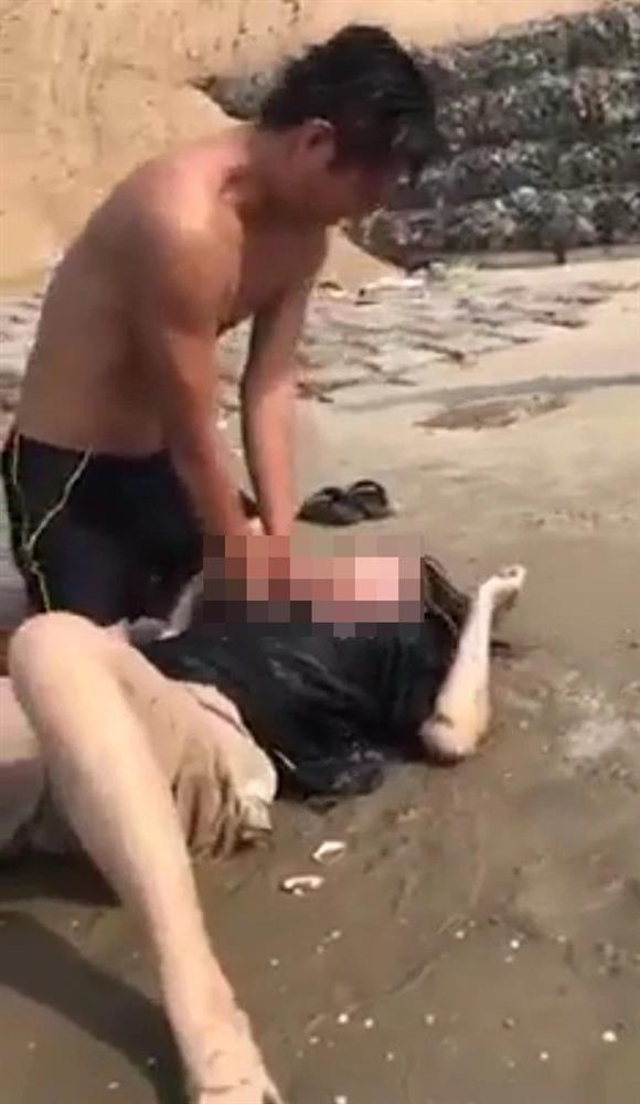 Brave police save 4 people from drowning in Vung Tau-2