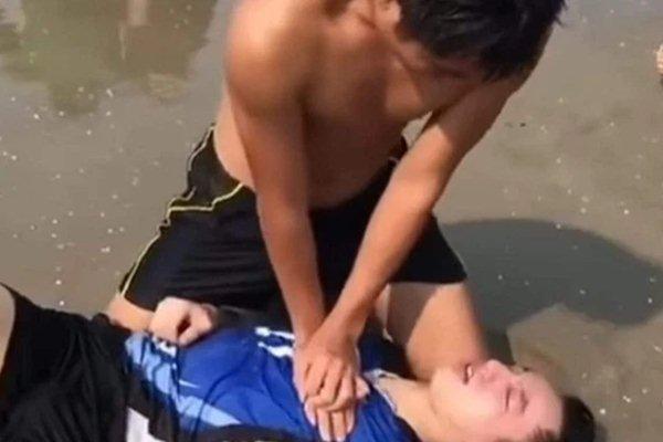 Brave police save 4 people from drowning in Vung Tau