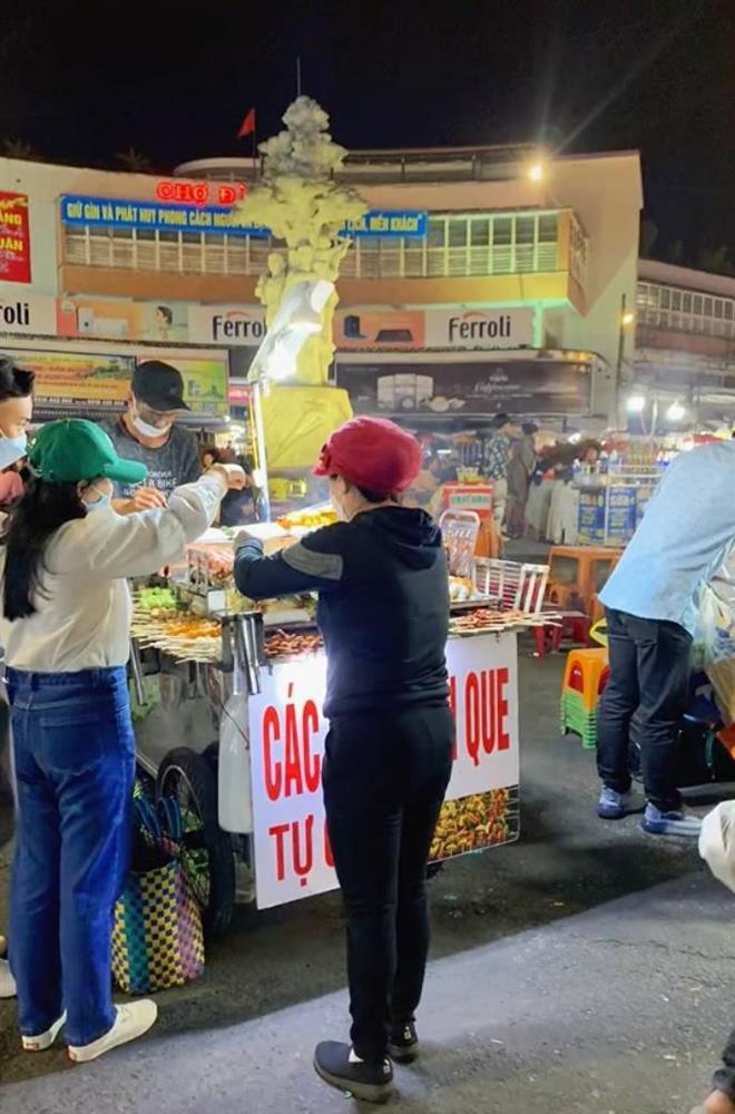 Tourists lose hundreds of thousands just to eat skewers of Da Lat night market-5