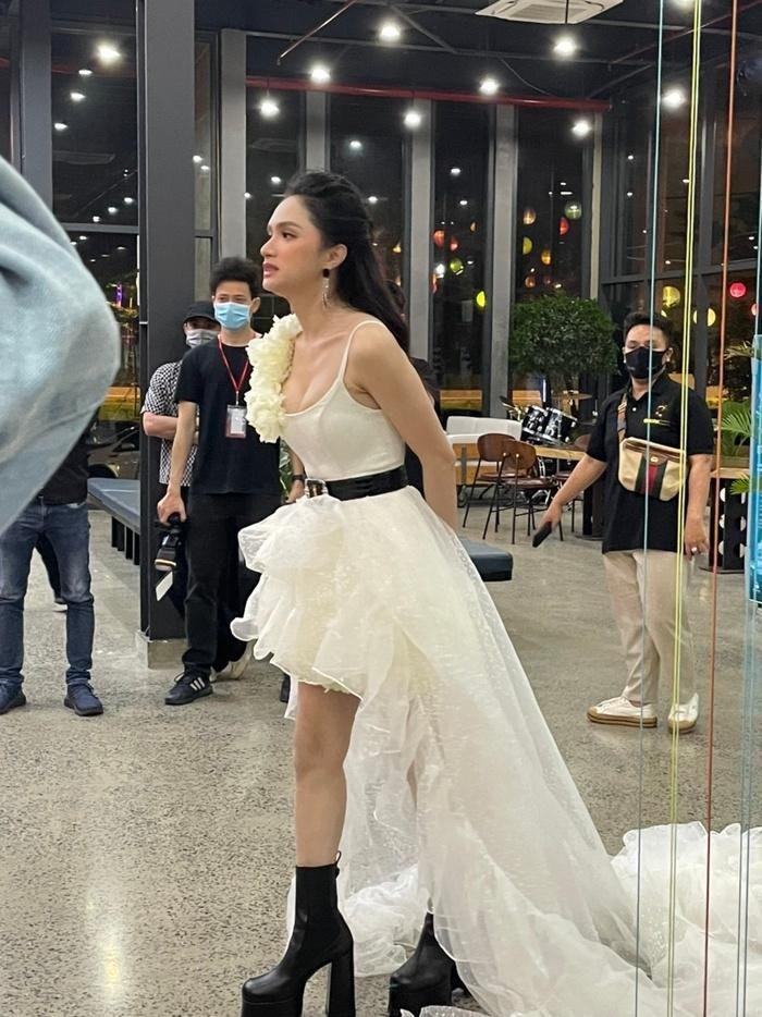 Hương Giang đẹp không góc chết dù hình chụp lén cam thường-3