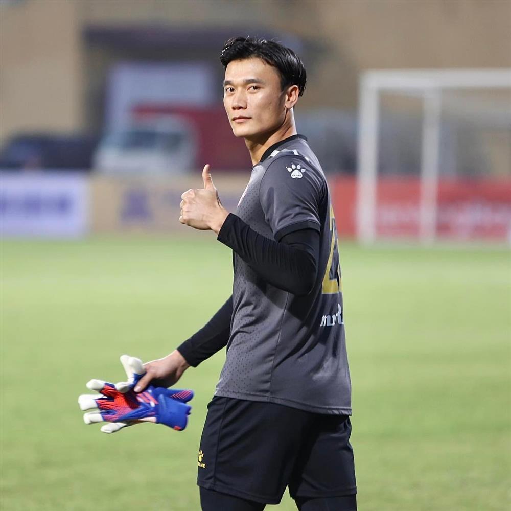 Goalkeeper Bui Tien Dung is in danger of being expelled from the club-3