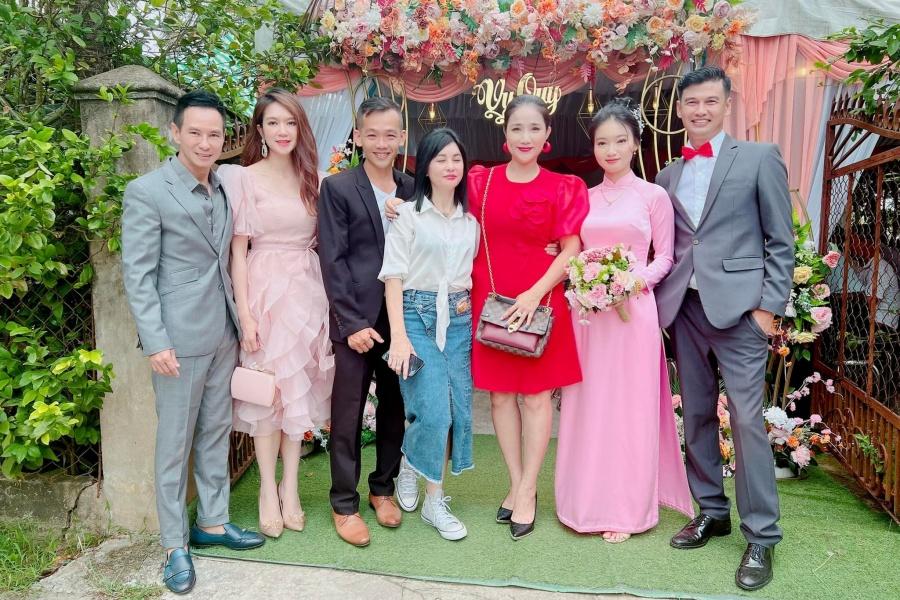 Vợ xinh đẹp kém hàng chục tuổi khiến Tiết Cương, Ngọc Thuận mê mẩn không rời-16