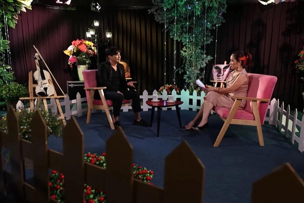 Ca sĩ Lâm Hùng: Tôi chuẩn bị đi hát, mẹ lấy dao ra chặt va-li đứt làm 2-1