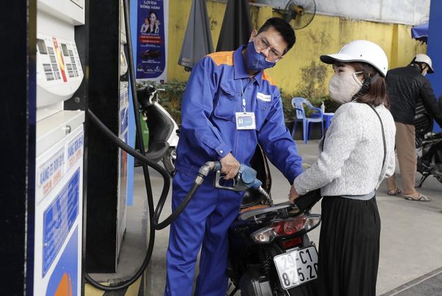Tomorrow 12/4, gasoline price may decrease by nearly 1,000 VND/liter-1