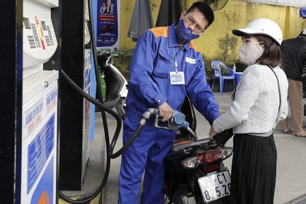 Tomorrow, the price of gasoline may decrease by nearly 1,000 VND/liter