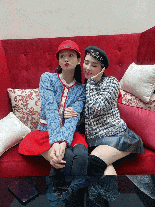 Diện áo phô phang vòng một, Quỳnh Nga trẻ hơn Lã Thanh Huyền-1