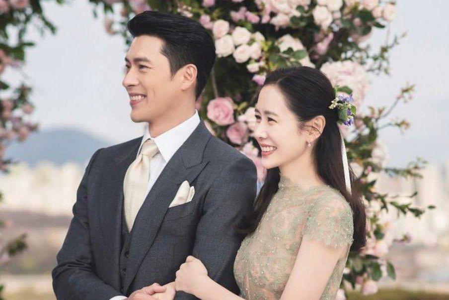 Hyun Bin - Son Ye Jin nắm tay cực tình khi tới Mỹ, fan đông như hội-9