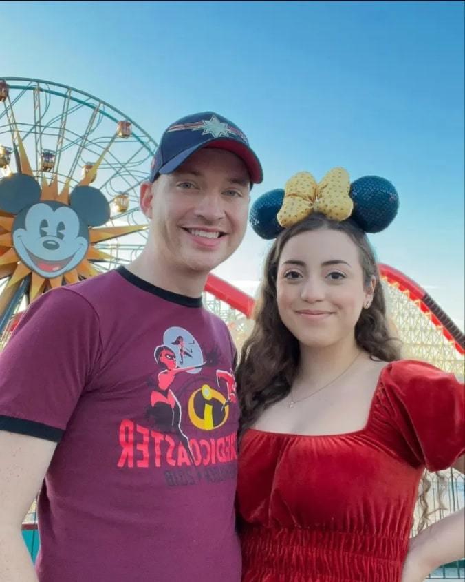 Đi chơi Disneyland, cô gái vô tình tìm được hoàng tử đời mình-1
