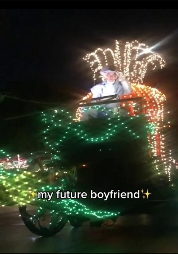 Đi chơi Disneyland, cô gái vô tình tìm được hoàng tử đời mình-3