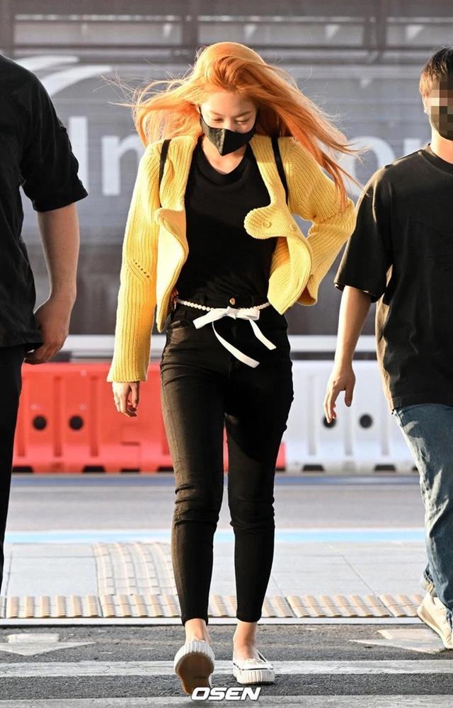 Outfit sân bay của Jennie lên ảnh chất chơi, thực tế khác xa-2