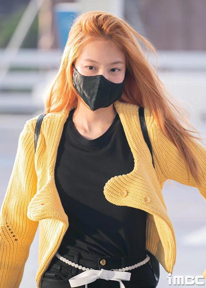 Outfit sân bay của Jennie lên ảnh chất chơi, thực tế khác xa-3