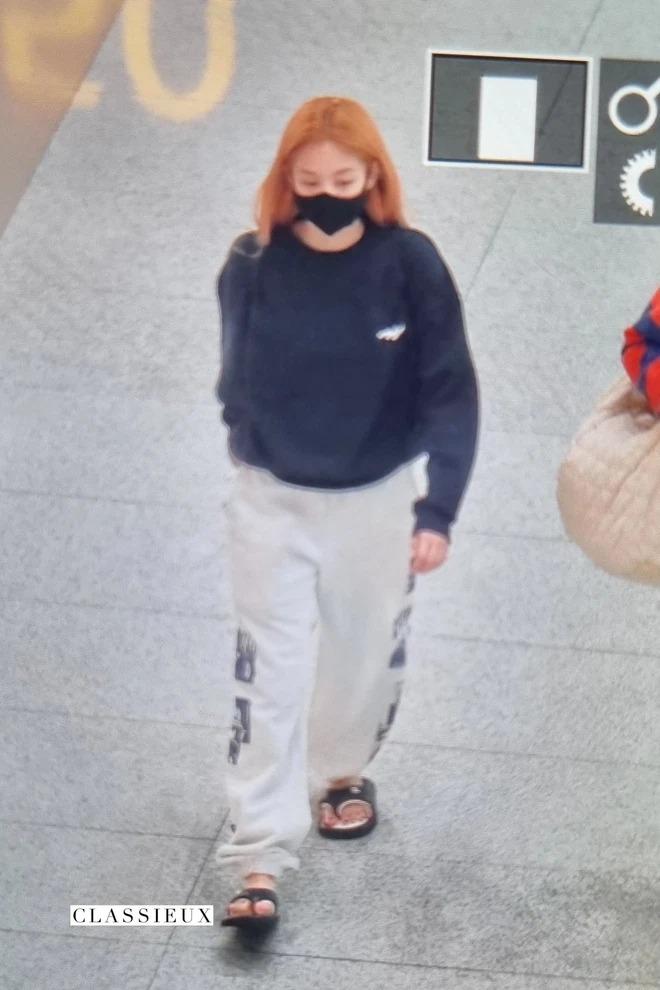 Outfit sân bay của Jennie lên ảnh chất chơi, thực tế khác xa-5
