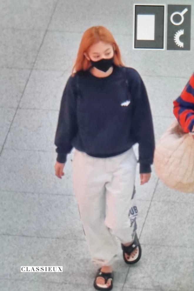 Outfit sân bay của Jennie lên ảnh chất chơi, thực tế khác xa-6