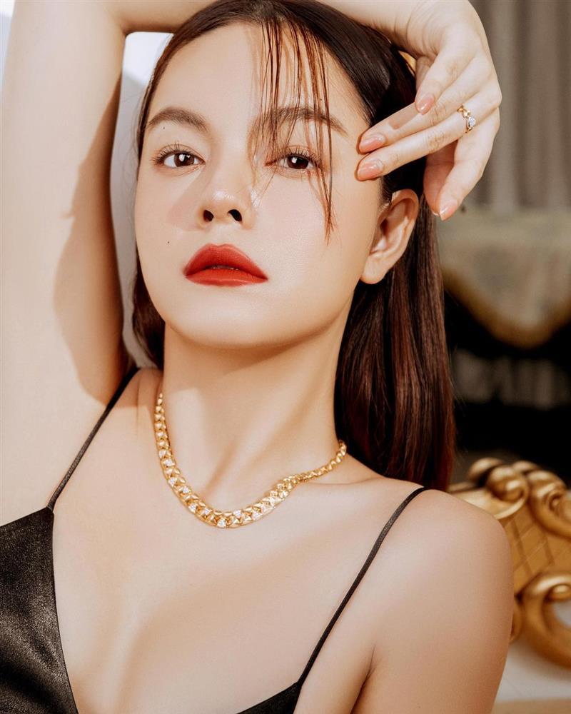 Phạm Quỳnh Anh bị đàm tiếu trên máy bay: Nhỏ này nghèo hơn mình-1