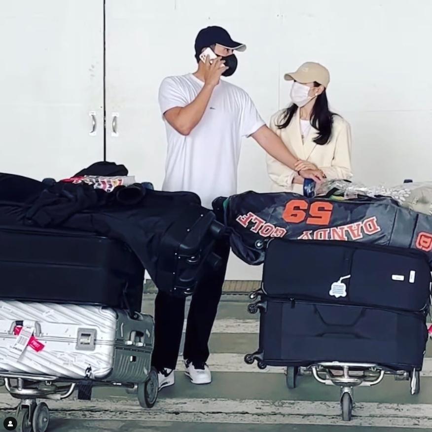 Hyun Bin - Son Ye Jin nắm tay cực tình khi tới Mỹ, fan đông như hội-2