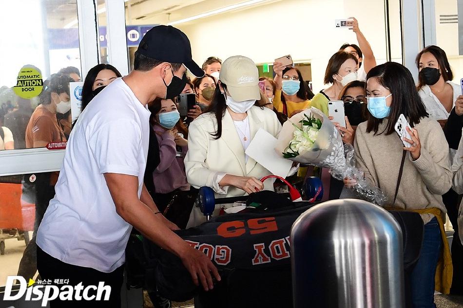 Hyun Bin - Son Ye Jin nắm tay cực tình khi tới Mỹ, fan đông như hội-5