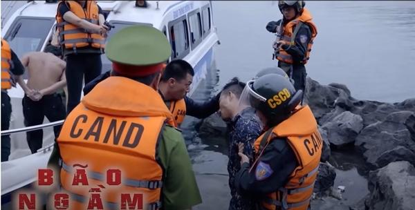 Bão Ngầm tập 36, lộ cảnh ân ái của bà trùm Ong chúa-2