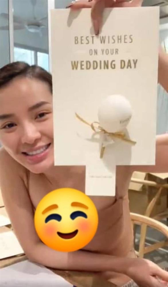 Phương Trinh Jolie khoe thiệp cưới gây tranh cãi vì 1 chi tiết-2