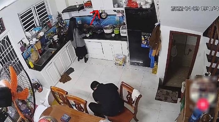 Tủ bếp rơi vỡ toang, cô gái suýt chết trong chính căn bếp nhà mình-1