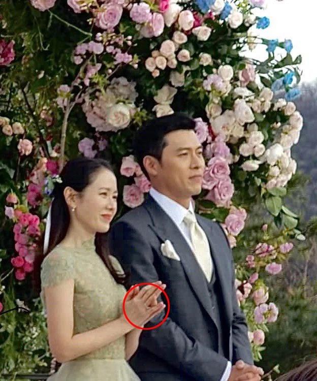 Vì sao Hyun Bin và Son Ye Jin đi trăng mật không đeo nhẫn cưới?-1