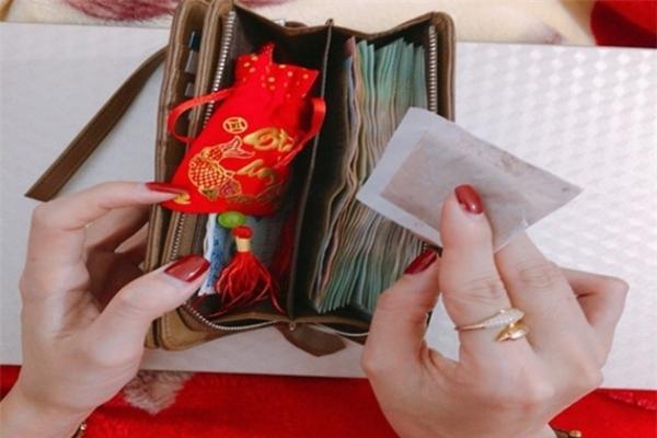 Sneaking something into her husband’s wallet to let the money flow in, spoiled for luck