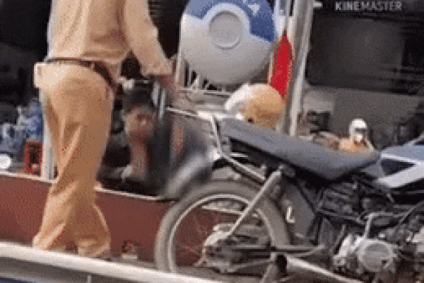 Clip: Vi phạm giao thông, bà thím sấn sổ túm áo CSGT đòi công bằng-1