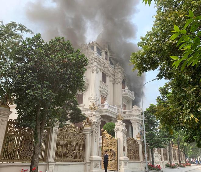 NÓNG: Tòa lâu đài triệu đô ở Quảng Ninh bốc cháy ngùn ngụt-3
