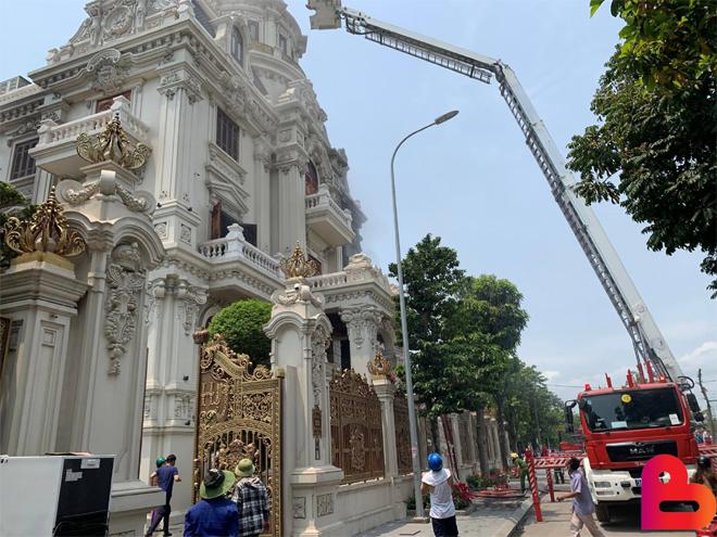 NÓNG: Tòa lâu đài triệu đô ở Quảng Ninh bốc cháy ngùn ngụt-4
