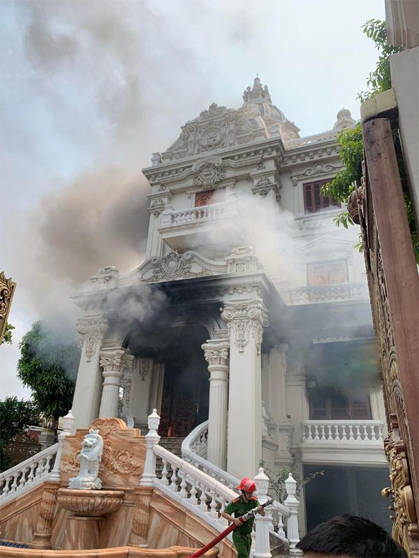 NÓNG: Tòa lâu đài triệu đô ở Quảng Ninh bốc cháy ngùn ngụt-2