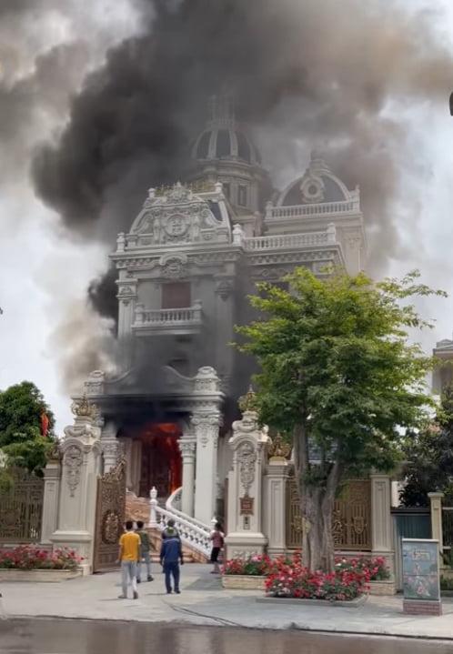 NÓNG: Tòa lâu đài triệu đô ở Quảng Ninh bốc cháy ngùn ngụt-1