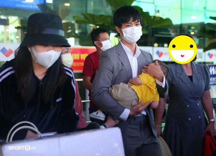 Lộ rõ mặt con trai Công Phượng, nhóc tì được khen siêu đáng yêu-3