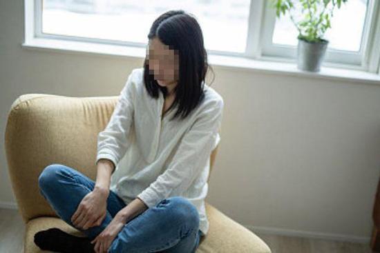 Chiếc thẻ từ rơi ra từ túi quần hé lộ bí mật đáng sợ của chồng