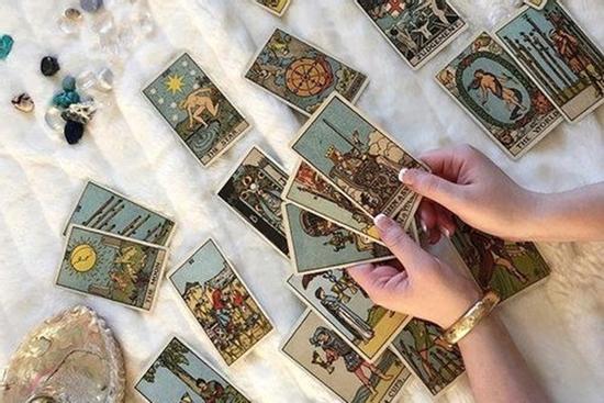 Bói bài Tarot thứ 4 ngày 13/4/2022: Sống nhàm chán, tẻ nhạt
