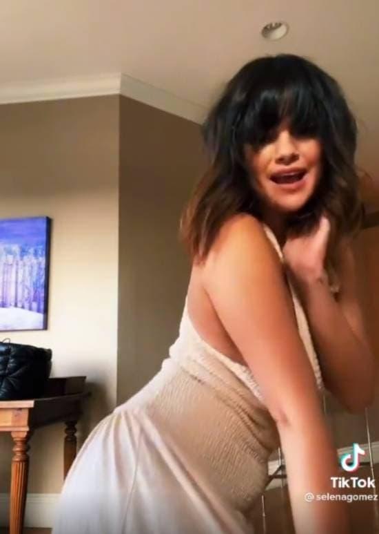 Selena Gomez reveals a basket of belly fat like a newborn girl-1