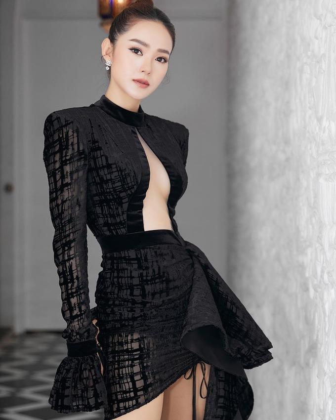 Kiểu váy lộ từ vòng 1 xuống vòng 2 khiến sao Việt đổ đứ đừ-10