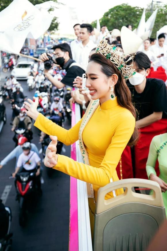 Hoa hậu Thùy Tiên bị fan bao vây ngay bên ngoài toilet-3