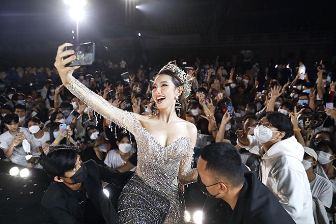 Hoa hậu Thùy Tiên bị fan bao vây ngay bên ngoài toilet-4