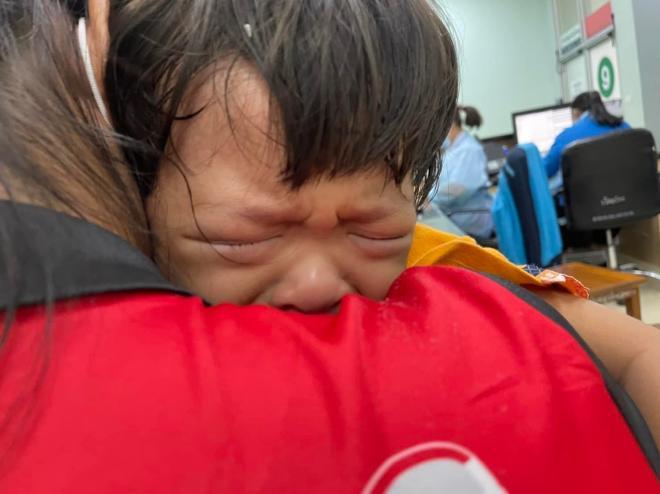 Đi vệ sinh, bé gái 3 tuổi khóc thét vi bị rắn hổ mang tấn công-2