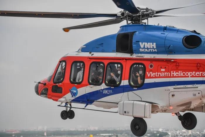 Experience traveling by helicopter in the sky of Ho Chi Minh City-8
