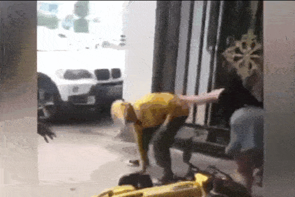 Tông móp đuôi G63, tài xế xe máy định chuồn nhưng thất bại-2