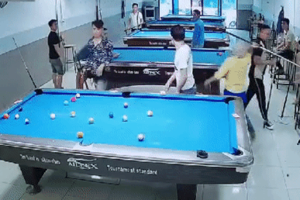 Clip: Mẹ chuẩn tay cơ, phi thẳng gậy bi-a vào con trai như xé gió