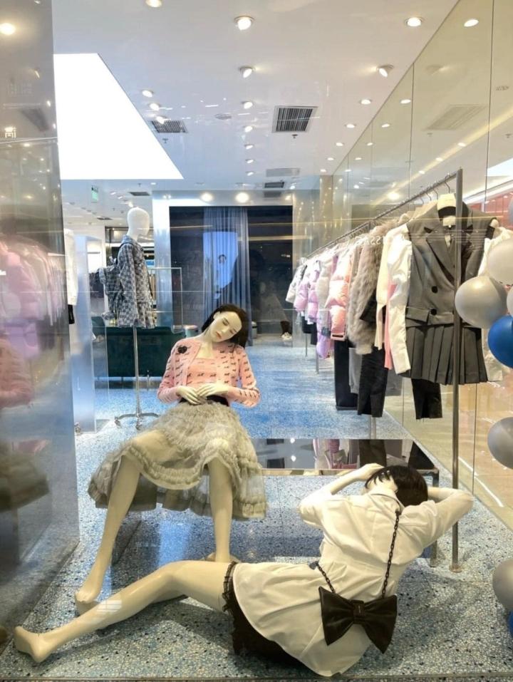 Hú hồn ma-nơ-canh ghẹo khách, ù té luôn chứ mua sắm gì nữa!-8