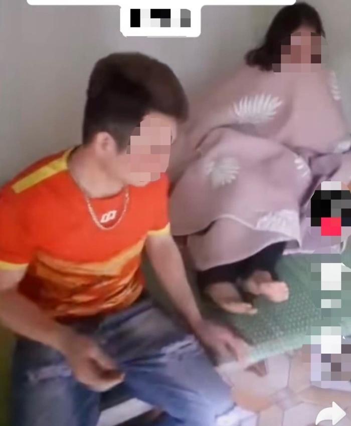 Chồng bắt quả tang vợ ngủ cùng nhân tình, vừa trùm chăn vừa kéo quần-2