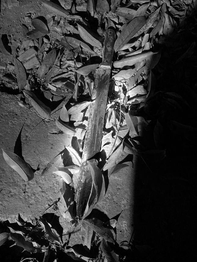 Cận cảnh con dao nghi phạm dùng sát hại chủ shop ở Bắc Giang-2