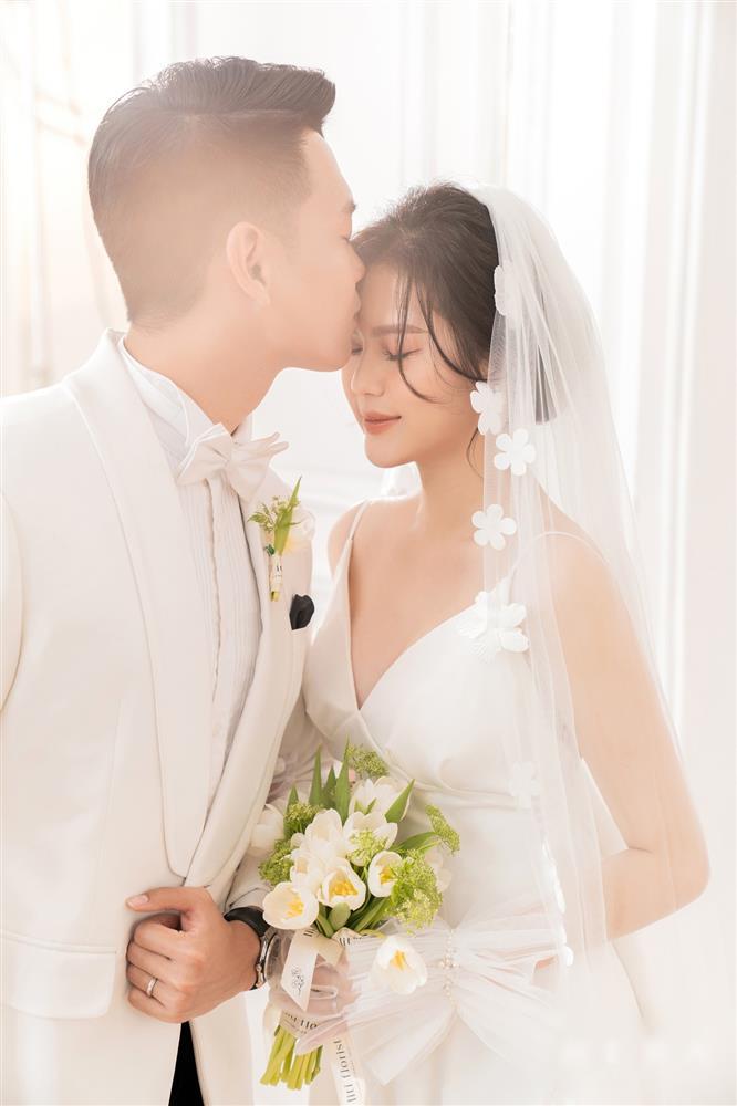 Cận chiếc váy cưới bạn gái tuyển thủ Việt Nam mặc trong hôn lễ-4